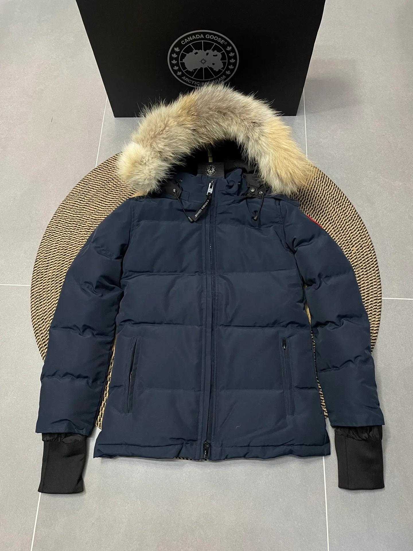 P880 Navy Blue Canadian CANADA GOOES 04 Style/Women's Style. Canada Goose is the Rolls-Royce of down jackets. Both Arctic and Antarctic scientific expedition teams and others choose Canada Goose as their cold-proof equipment.  ➖ Industry-leading anti-counterfeiting chip sensing.  ➖ Imported Behringer embroidery machines and customized embroidery labels, the highest level and industry leading.  ➖ Imported Korean 21-count polyester-cotton blended original fabric, TC85 waterproof coated fabric, water-repellent, windproof and wear-resistant.  ➖ The new national standard 80 white duck down is filled with an average of 520 grams of down. The amount of down filled is industry-leading.  ➖ 100% nylon lining with double double-layer sealing design to prevent velvet running, and seamless thread design on the cuffs!  ➖ Western Canadian Green Wolf Collar.  ➖ Yoshida YKK provides original factory-customized electroplated sliders. YKK two-way lockable zippers are tight and smooth and do not peel off paint.  ➖ 3M composite Velcro is durable and the accessories and hardware are all custom-made. Only for the purest goose, the most dedicated, the most professional, the highest quality, the highest cost performance!    SIZE:XS-XXL